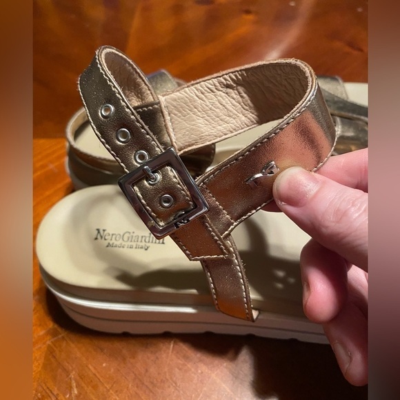 NeroGiardini Womens Size 37 (US 7) Leather Metallic Gold Flatform Sandals - Picture 6 of 16